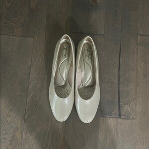 Life Stride Cream Heels